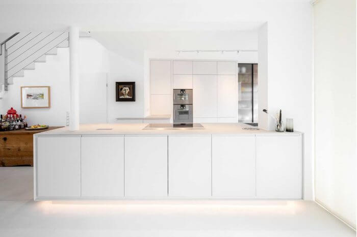 Küche weiß modern reduziert nach Maß Wien Tischlerei Ecker
